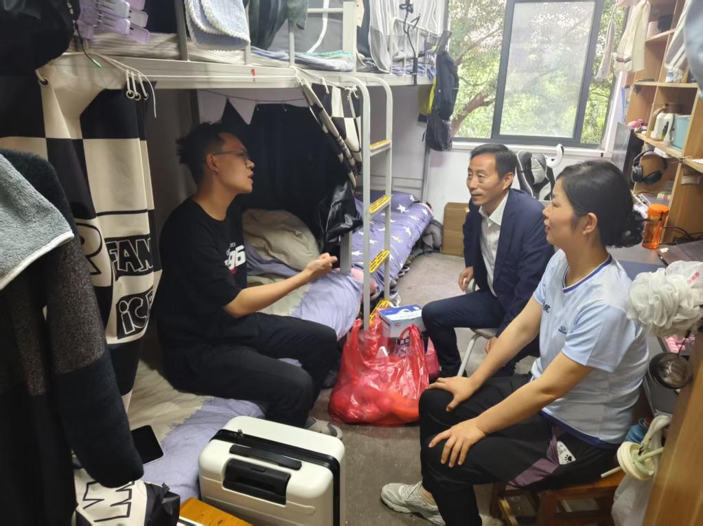 我院领导慰问造血干细胞捐献志愿者潘旭辉同学